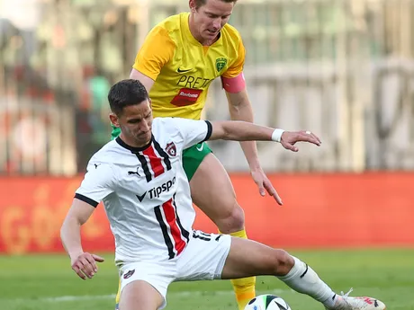 V pozadí Tomáš Hubočan (Žilina) a v popredí Jakub Paur (Trnava) bojujú o loptu v zápase 7. kola skupiny o titul Niké ligy MŠK Žilina - FC Spartak Trnava.