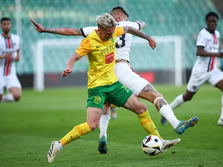 Zľava Samuel Ďatko (Žilina) a Erik Daniel (Trnava) bojujú o loptu v zápase 7. kola skupiny o titul Niké ligy MŠK Žilina - FC Spartak Trnava.