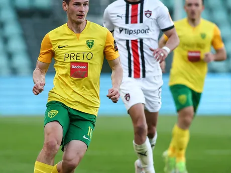 V popredí Patrik Iľko (Žilina) a Jakub Paur (Trnava) bojujú o loptu v zápase 7. kola skupiny o titul Niké ligy MŠK Žilina - FC Spartak Trnava.