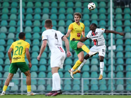 Aleksandre Narimanidze (Žilina) a Kelvin Ofori (Trnava) bojujú o loptu v zápase 7. kola nadstavbovej časti Niké ligy.