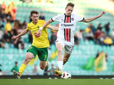 Patrik Iľko (Žilina) a Patrick Karhan (Trnava) bojujú o loptu v zápase 7. kola nadstavbovej časti Niké ligy.