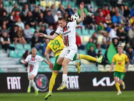 Dávid Ďuriš (Žilina) a Patrick Karhan (Trnava) bojujú o loptu v zápase 7. kola nadstavbovej časti Niké ligy.