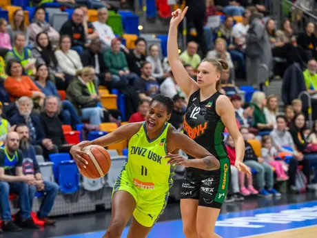Valériane Ayayiová (Praha) a Laura Juškaité (Brno) počas tretieho finálového zápasu play off českej ženskej basketbalovej ligy.