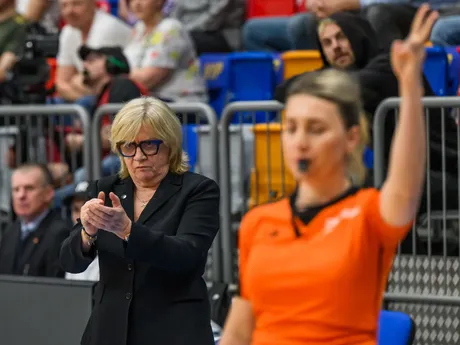 Trénerka USK Praha Natália Hejková (uprostred) reaguje počas tretieho finálového zápasu play off českej ženskej basketbalovej ligy USK Praha - BK Žabiny Brno.