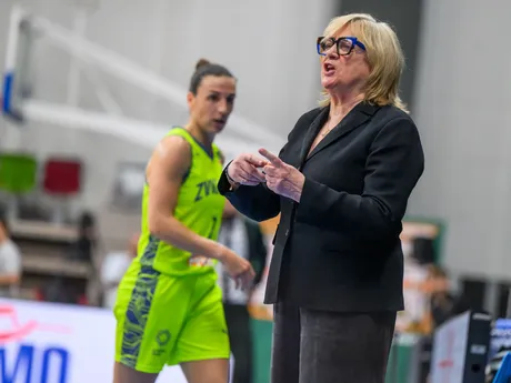 Trénerka USK Praha Natália Hejková (vpravo) reaguje počas tretieho finálového zápasu play off českej ženskej basketbalovej ligy USK Praha - BK Žabiny Brno.
