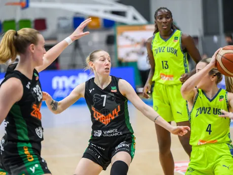 Elissa Cunameová (Brno), Nikola Dudášová (Brno), Eziyoda Magbegorová (Praha) a Gabriela Andělová (Praha) počas tretieho finálového zápasu play off českej ženskej basketbalovej ligy.