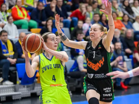 Nikola Dudášová (Brno) a Gabriela Andělová (Praha) počas tretieho finálového zápasu play off českej ženskej basketbalovej ligy.