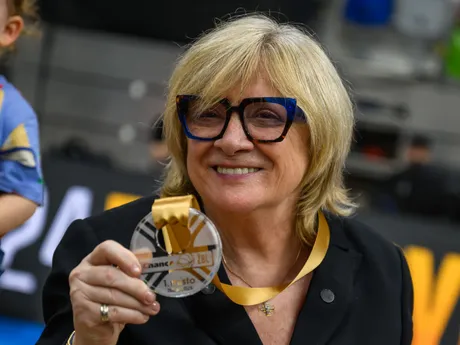 Trénerka USK Praha Natália Hejková pózuje so zlatou medailou po zisku majstrovského titulu po treťom finálovom zápase play off českej ženskej basketbalovej ligy USK Praha - BK Žabiny Brno.