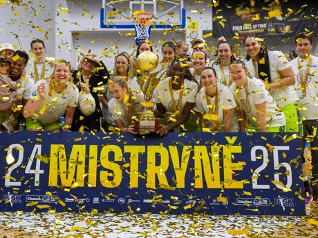 Trénerka USK Praha Natália Hejková (šiesta zľava) pózuje so zlatou medailou po zisku majstrovského titulu po treťom finálovom zápase play off českej ženskej basketbalovej ligy USK Praha - BK Žabiny Brno. 