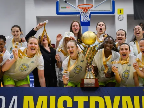 Trénerka USK Praha Natália Hejková (piata zľava) pózuje so zlatou medailou po zisku majstrovského titulu po treťom finálovom zápase play off českej ženskej basketbalovej ligy USK Praha - BK Žabiny Brno.