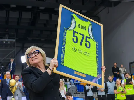 Na snímke trénerka USK Praha Natália Hejková sa lúči po zisku majstrovského titulu po treťom finálovom zápase play off českej ženskej basketbalovej ligy USK Praha - BK Žabiny Brno.