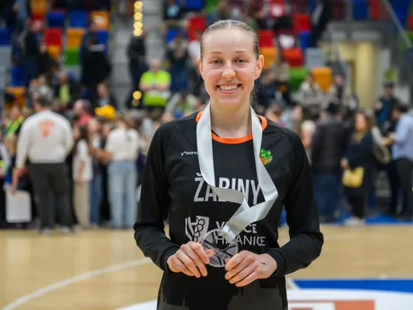 Na snímke slovenská basketbalistka Nikola Dudášová (Brno) pózuje so striebornou medailou po treťom finálovom zápase play off českej ženskej basketbalovej ligy USK Praha - BK Žabiny Brno.