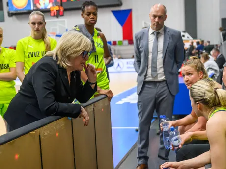 Na snímke trénerka USK Praha Natália Hejková (uprostred) dáva pokyny svojim zverenkyniam počas oddychového času v treťom finálovom zápase play off českej ženskej basketbalovej ligy USK Praha - BK Žabiny Brno.