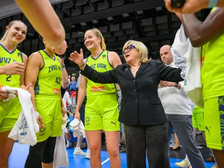 Na snímke trénerka USK Praha Natália Hejková sa teší po zisku majstrovského titulu po treťom finálovom zápase play off českej ženskej basketbalovej ligy USK Praha - BK Žabiny Brno.