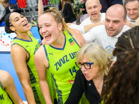 Na snímke trénerka USK Praha Natália Hejková sa teší zo zisku majstrovského titulu po treťom finálovom zápase play off českej ženskej basketbalovej ligy USK Praha - BK Žabiny Brno.