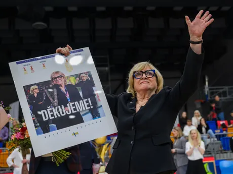 Na snímke trénerka USK Praha Natália Hejková sa lúči s kariérou po zisku majstrovského titulu po treťom finálovom zápase play off českej ženskej basketbalovej ligy USK Praha - BK Žabiny Brno.