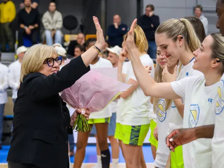 Na snímke trénerka USK Praha Natália Hejková (vľavo) sa teší zo zisku majstrovského titulu po treťom finálovom zápase play off českej ženskej basketbalovej ligy USK Praha - BK Žabiny Brno.
