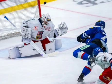Na snímke zľava český brankár Josef Kořenář, Martin Faško-Rudáš (Slovensko) a Pavel Kousal (Česko) počas prípravného zápasu Česká republika - Slovensko.