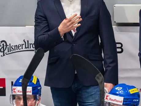 Na snímke hlavný tréner slovenskej hokejovej reprezentácie Vladimír Országh gestikuluje na striedačke počas prípravného zápasu Česká republika - Slovensko v Ostrave.