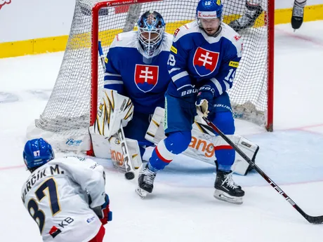 Na snímke zľava Michal Kovařčík (Česko), slovenský brankár Adam Húska a Patrik Hrehorčák (Slovensko) počas prípravného zápasu Česká republika - Slovensko.