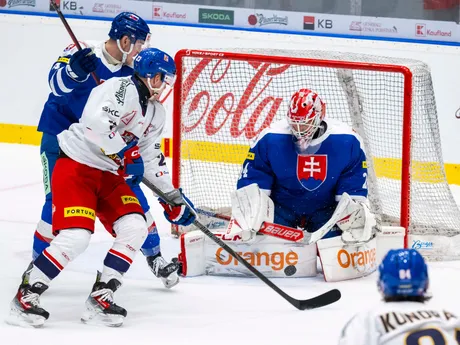 Dávid Mudrák (Slovensko), Pavel Kousal (Česko) a brankár Patrik Rybár (Slovensko)  v odvetnom prípravnom zápase.