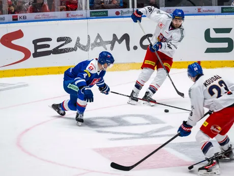 Dávid Mudrák (Slovensko), Filip Zadina a Pavel Kousal (obidvaja Česko) bojujú o puk v odvetnom prípravnom zápase.