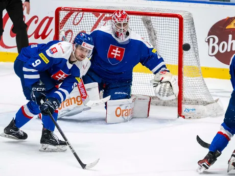 Rayen Petrovický a brankár Patrik Rybár (obaja Slovensko) v odvetnom prípravnom zápase.