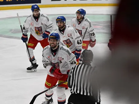 Tomáš Kundrátek, Filip Zadina, Michael Špaček a Kevin Klíma sa tešia z gólu v odvetnom prípravnom zápase Česká republika - Slovensko.