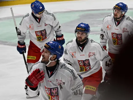 Českí hokejisti zľava Tomáš Kundrátek, Filip Zadina, Michael Špaček a Kevin Klíma sa tešia z gólu v odvetnom prípravnom zápase Česká republika - Slovensko.