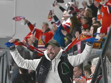 Českí fanúšikovia povzbudzujú v odvetnom prípravnom zápase Česká republika - Slovensko.