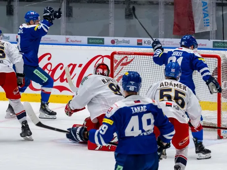 Maxim Čajkovič (Slovensko) strieľa vyrovnávajúci gól na 1:1, prizerajú sa zľava Radek Kučeřík (Česko), český brankár Ondřej Kacetl, Samuel Takáč (Slovensko) Marian Adámek (Česko) a kapitán Matúš Sukeľ (Slovensko) v odvetnom prípravnom zápase.