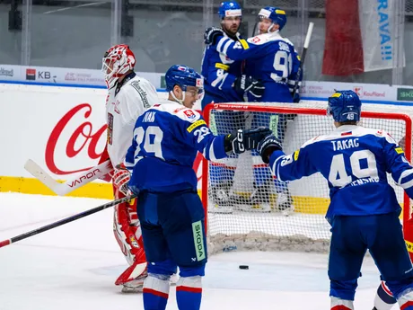 Michal Ivan (druhý sprava), Samuel Takáč (vpravo), Maxim Čajkovič (v pozadí vľavo) a kapitán Matúš Sukeľ (v pozadí vpravo) sa tešia z vyrovnávajúceho gólu na 1:1, uprostred reaguje český brankár Ondřej Kacetl v odvetnom prípravnom zápase.