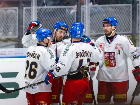 Českí hokejisti Jiří Ticháček (vľavo), Michael Špaček (druhý sprava) a Tomáš Kundrátek (vpravo) sa tešia z úvodného gólu, ktorý strelil Filip Zadina (druhý zľava) v odvetnom prípravnom zápase.