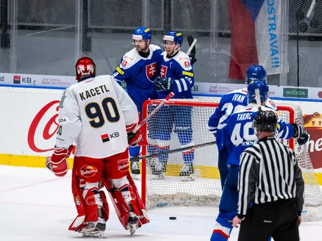 Michal Ivan (tretí sprava), Samuel Takáč (druhý vpravo), Maxim Čajkovič (v pozadí vľavo) a kapitán Matúš Sukeľ (v pozadí vpravo) sa tešia z vyrovnávajúceho gólu na 1:1, uprostred reaguje český brankár Ondřej Kacetl v odvetnom prípravnom zápase.