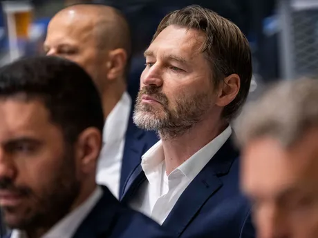 Tréner slovenskej hokejovej reprezentácie Vladimír Országh (uprostred) sleduje odvetný prípravný zápas Česká republika - Slovensko.