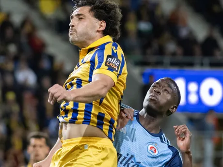  sprava Idjessi Metsoko (Slovan) a Damir Redic (DAC) 
