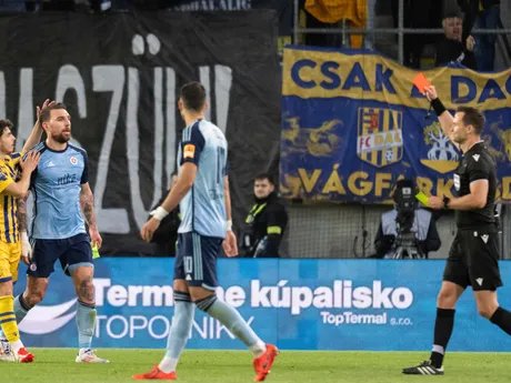 sprava hlavný rozhodca Ivan Kružliak ukazuje červenú kartu Guramovi Kašiovi zo Slovana (druhý zľava), druhý sprava spoluhráč Marko Tolič a vľavo Ammar Ramadan (DAC) 