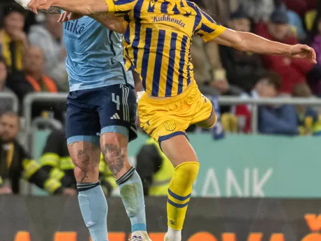 zľava Guram Kašia (Slovan) a Matej Trusa (DAC)