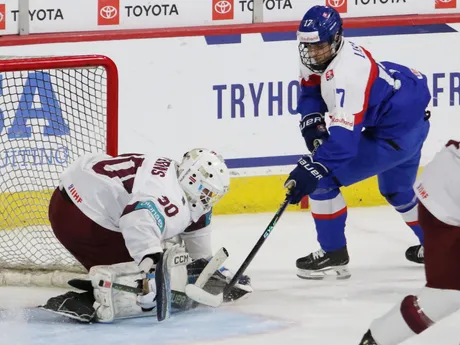 Adam Kalman v šanci pred brankárom Kufterisom v zápase Slovensko - Lotyšsko na MS 18.
