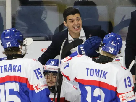 Tréner Martin Dendis a slovenská striedačka v zápase Slovensko - Lotyšsko na MS 18.