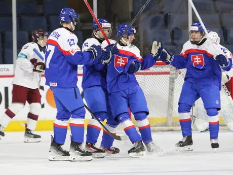 Radosť slovenských hokejistov z prvého gólu v zápase proti Lotyšsku na MS 18.