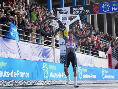 Mathieu van der Poel zavŕšil na pretekoch Paríž - Roubaix 2025 víťazný hetrik. 
