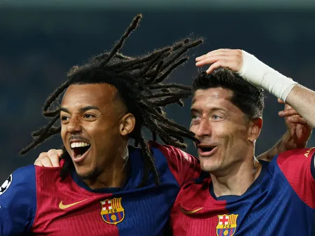 Jules Koundé (vľavo) a Robert Lewandowski sa tešia po strelenom góle v zápase FC Barcelona - Borussia Dortmund v 1. štvrťfinále Ligy majstrov.