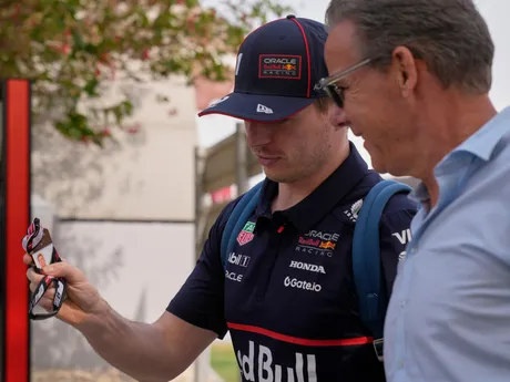Jazdec Red Bullu Max Verstappen pred Veľkou cenou Bahrajnu 2025.