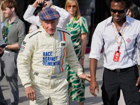 Bývalý šampión F1 Jackie Stewart pred Veľkou cenou Bahrajnu 2025.
