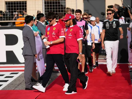 Jazdci Ferrari Charles Leclerc (vľavo) a Lewis Hamilton prichádzajú pred Veľkou cenou Bahrajnu 2025.