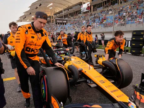 Mechanici McLarenu s jazdcom Oscarom Piastrim pred štartom na Veľkej cene Bahrajnu 2025.