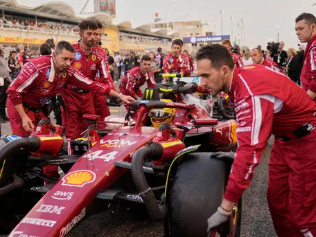 Mechanici Ferrari s jazdcom Lewisom Hamiltonom pred štartom na Veľkej cene Bahrajnu 2025.