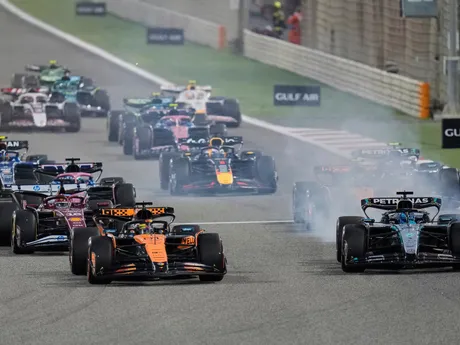 Monoposty F1 po štarte na Veľkej cene Bahrajnu 2025.