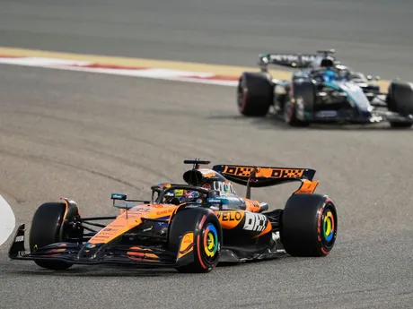 Monoposty F1 počas Veľkej ceny Bahrajnu 2025.